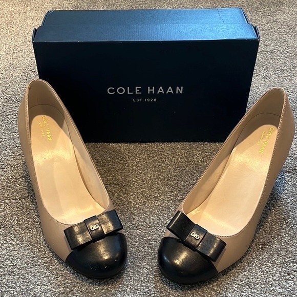 Cole Haan Elsie Bow Wedge 65mm Maple Sugar Leather-black Patent 10 - Picture 2 of 6